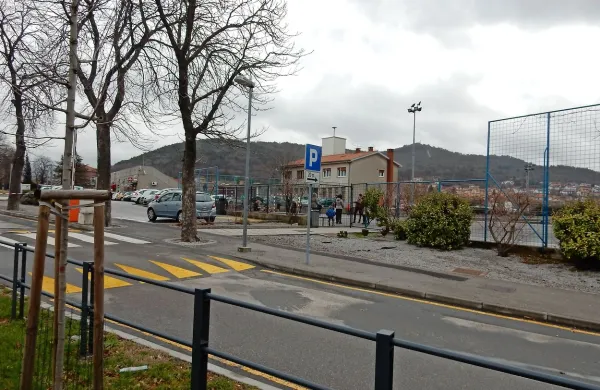 Območje Kosovelove ulice in parkirišča pred gasilskim 
domom nameravajo preurediti v trg. Ulica bo sicer ostala 
odprta za promet z zaporami mimo šole, kakršne veljajo 
zdaj.

