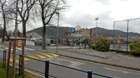 Območje Kosovelove ulice in parkirišča pred gasilskim 
domom nameravajo preurediti v trg. Ulica bo sicer ostala 
odprta za promet z zaporami mimo šole, kakršne veljajo 
zdaj.

