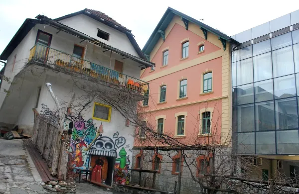 Tinčkova bajta (levo)   lahko stoji  še leto dni in toliko časa ima 
prva soseda - občina - da najde nadomestni prostor.