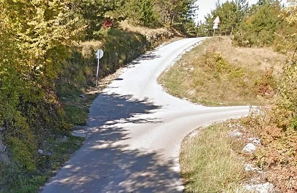 V vasici Zrenj so Tržačani brez smerokazov zavili na ozko 
cesto (levo), ki se je kmalu spremenila v makadamsko in jih 
ilegalno pripeljala čez mejo.