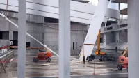 Lepljeni nosilec se je prelomil zaradi sile udara, ko se je 
prevrnil in je padel  približno 20 metrov globoko na betonsko 
ploščo.