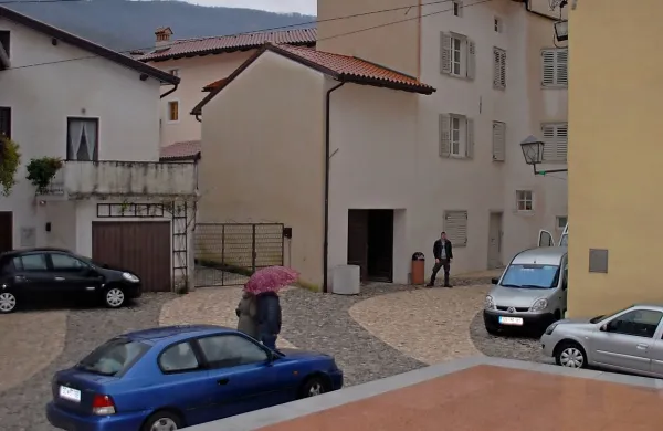 Zaradi plošč iz rdečega marmorja je oder, na katerem se 
bodo kot doslej poleti vrstile raznovrstne  kulturne prireditve, 
bolj opazen.