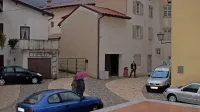 Zaradi plošč iz rdečega marmorja je oder, na katerem se 
bodo kot doslej poleti vrstile raznovrstne  kulturne prireditve, 
bolj opazen.