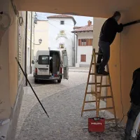 Obrtniki zaključujejo še zadnja opravila. 