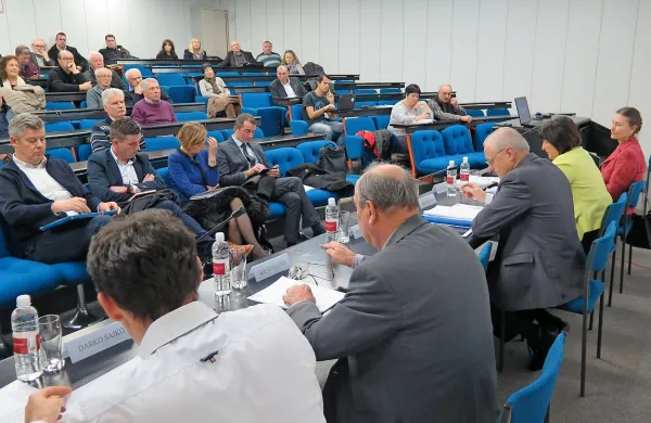 Nov zakon o Lipici je v veliko sejno dvorano sežanske občine
privabil veliko ljudi. Domačine trenutno najbolj moti uvedba
enosmerne ceste v Lipici.