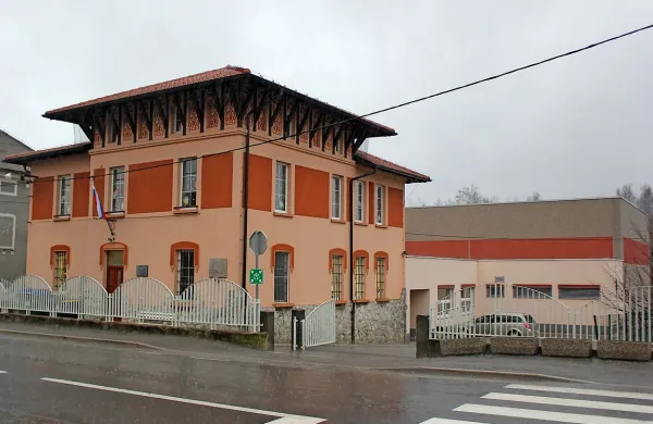 Podružnična šola v Hruševju, ki jo v petih razredih obiskuje 
skoraj 100 otrok, poka po šivih. Starši od občine in vodstva 
šole zato pričakujejo, da bodo tudi njihovim otrokom zagotovili ustrezne pogoje za pouk.