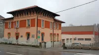 Podružnična šola v Hruševju, ki jo v petih razredih obiskuje 
skoraj 100 otrok, poka po šivih. Starši od občine in vodstva 
šole zato pričakujejo, da bodo tudi njihovim otrokom zagotovili ustrezne pogoje za pouk.