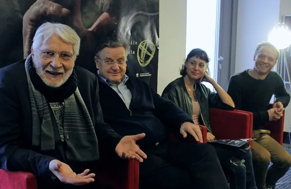Boris Cavazza (levo) je zelo zahtevno vlogo v Zadnjih lunah 
zgradil  s pomočjo (z leve) režiserja Dušana Mlakarja ter 
soigralcev Anje Drnovšek in Roka Matka. 