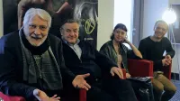 Boris Cavazza (levo) je zelo zahtevno vlogo v Zadnjih lunah 
zgradil  s pomočjo (z leve) režiserja Dušana Mlakarja ter 
soigralcev Anje Drnovšek in Roka Matka. 