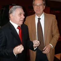 Pred natanko 14 leti  je z glavno vlogo v Zadnjih lunah 
40-letnico gledališkega ustvarjanja v SSG Trst praznoval 
igralec Adrijan Rustja (levo). Po premieri 9. januarja 2004 mu 
je med prvimi čestital  avtor drame Furio Bordon, ki je 
napovedal tudi obisk petkove koprske premiere.   