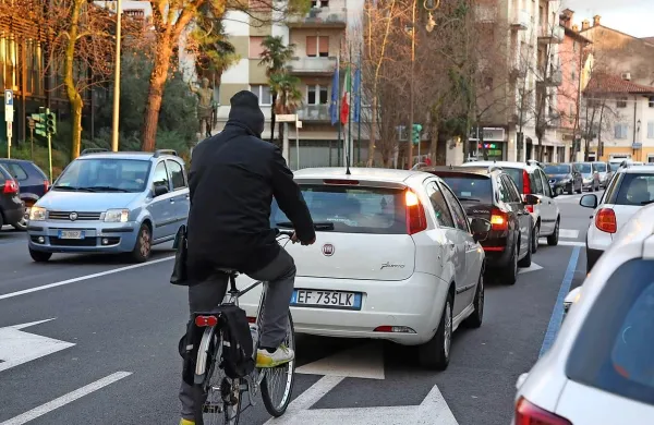 Prepovedi so lahko kratkoročno učinkovite, a v Novi Gorici 
menijo, da so boljše trajnejše rešitve, predvsem miselni 
preskok ali vsaj prehod izza volana na kolo ...