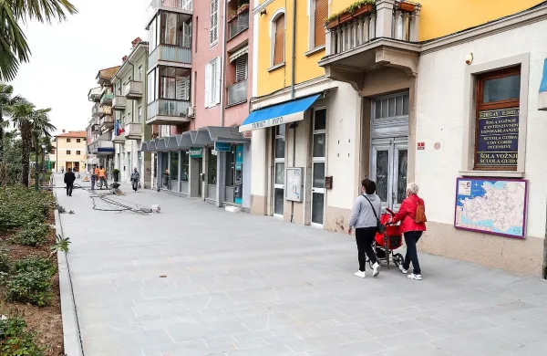TIC bodo vrnili na Sončno nabrežje 4 (skrajno desno na 
fotografiji),  kjer je najprej  deloval - preden so ga preselili dvoje 
vrat stran, v prostore pod modrim senčilom.   

   