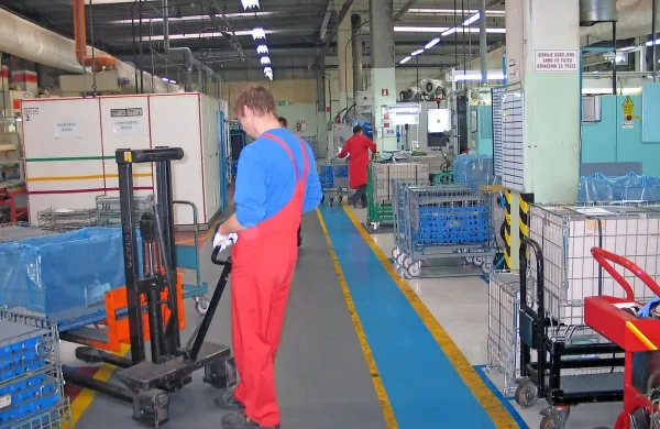 V Cimosovi tovarni v Senožečah proizvodnih delavcev vsaj 
za zdaj ne bodo odpuščali; imajo precej naročil in na pomoč 
jim bo priskočilo tudi nekaj delavcev iz Kopra.



