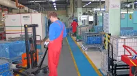 V Cimosovi tovarni v Senožečah proizvodnih delavcev vsaj 
za zdaj ne bodo odpuščali; imajo precej naročil in na pomoč 
jim bo priskočilo tudi nekaj delavcev iz Kopra.




