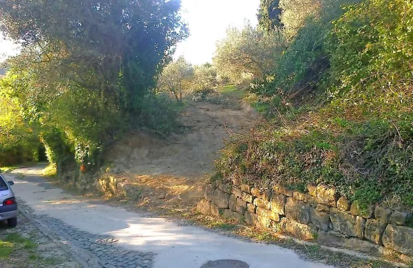 Vdrt suhozid ob cesti med Fieso in  Pacugom.