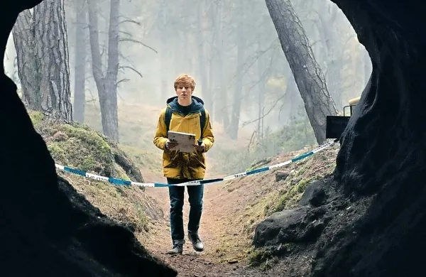 Glavno vlogo v Dark ima Louis Hofmann kot Jonas Kahnwald, 
ki se odloči nepojasnjenim zadevam v Windnu priti do dna.