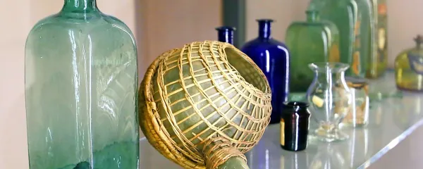  Trebušasta steklenica je bila za španski sherry, oglata pa za  
tržaške likerje. 