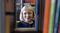 Dr. Renata Salecl pravi, da Slovenci že dolgo nismo imeli 
stranke, ki bi delovala dosledno.