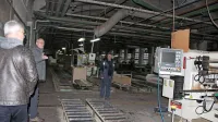 Ilesove proizvodne hale še zasedajo stroji, les in polizdelki, a 
to ne ovira zbiranja ponudb interesentov za njihov nakup.

