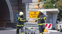 Promet na hitri cesti Koper-Izola upravljajo  iz  pogonske 
centrale Markovec, desno zadaj na fotografiji, ki je nastala ob 
gasilski reševalni vaji.   