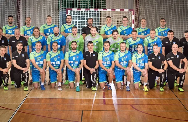Slovenska rokometna odprava za evropsko prvenstvo, ki je 
medtem izgubila nekaj členov. 
