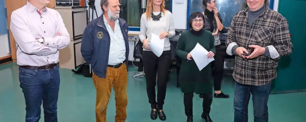 Odogovorni urednik Primorskih novic Antiša Korljan, letalec Benjamin Ličer, sovoditeljica 
Karin Sabadin, vodja projekta Osebnost Primorske Barbara Kampos in glasbenik Drago 
Mislej-Mef, v ozadju urednica informativnega programa Radia Koper Tjaša Škamperle.