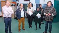 Odogovorni urednik Primorskih novic Antiša Korljan, letalec Benjamin Ličer, sovoditeljica 
Karin Sabadin, vodja projekta Osebnost Primorske Barbara Kampos in glasbenik Drago 
Mislej-Mef, v ozadju urednica informativnega programa Radia Koper Tjaša Škamperle.
