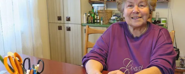 Ana Godnik na svoji mizi nima računalnika, njeno glavno 
orožje je kemični svinčnik. 
