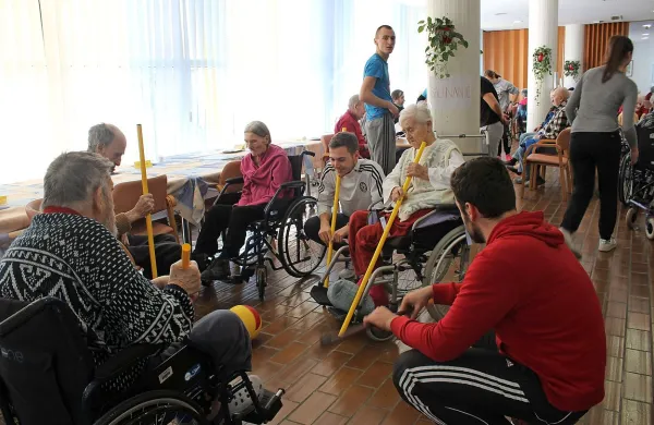 Upokojence v Izoli smo zmotili med vajami s študenti 
kineziologije.