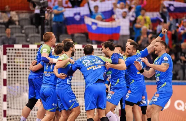 Slovenski rokometaši so bili  v zadnjih medsebojnih dvobojih 
uspešnejši od Makedonije. Tako so se zmage veselili na 
svetovnem prvenstvu leta 2015 v Katarju. 