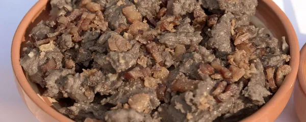 Z mastjo in ocvirki zabeljeni žganci za dober holesterol. 