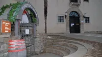 Prostori v Gradu na Dobrovem zadnje dni samevajo, a najbrž 
ne bodo dolgo. Za prevzem gostišča  v pritličju (za glavnim 
vhodom v ozadju) se potegujeta kar dva ponudnika, klet 
(vhod na levi) pa bo znova “od Baguerijev”