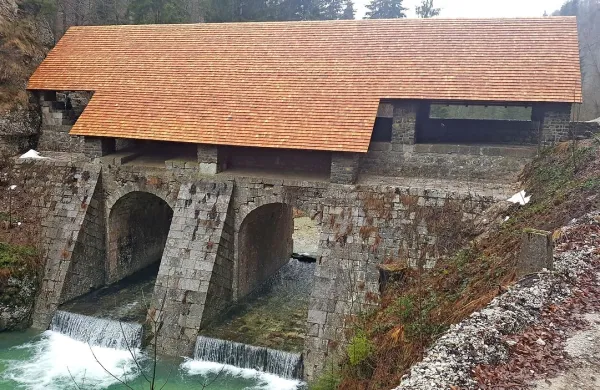Idrijske klavže - slovenske piramide -  so končno obnovljene, 
a ostajajo težko dostopne.