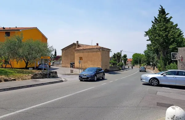 Koprska občina načrtuje, da bi na cesti  v Pobegih uredila 
krožišče na odcepu za Dekane in Frenkovo ulico.