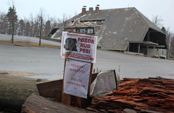 Novi lastnik Kaliča je ogradil svoje območje in prepovedal 
prehod, s čimer pa lastnike gozdov in ostale ovira pri 
dostopu.