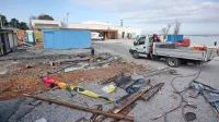 Včeraj so z območja ob kopališču v Žusterni začeli odstranjevati dotrajane ladijske  zabojnike, v katerih so več 
desetletij delovala tamkajšnja športna društva.