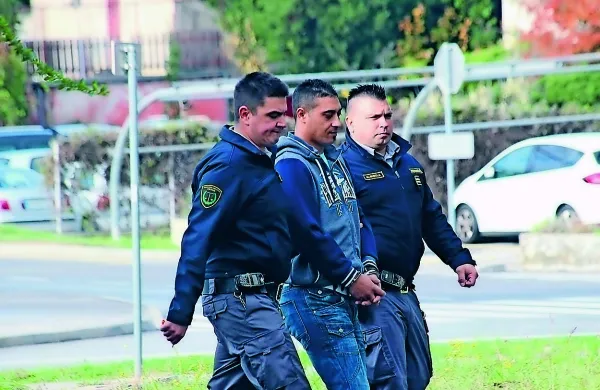 Tričlanski kazenski senat je Ervina Hudorovca (na fotografiji 
med pravosodnima policistoma)  včeraj obsodil na šest let in 
devet mesecev zapora. 
