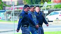 Tričlanski kazenski senat je Ervina Hudorovca (na fotografiji 
med pravosodnima policistoma)  včeraj obsodil na šest let in 
devet mesecev zapora. 