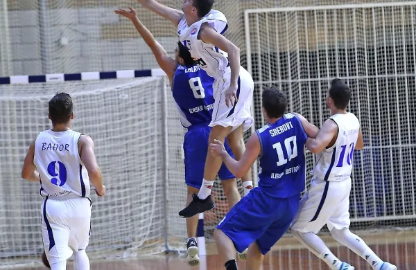 Sredi novembra so v Portorožu slavili Bistričani (v modrih 
dresih). Kako bo drevi?