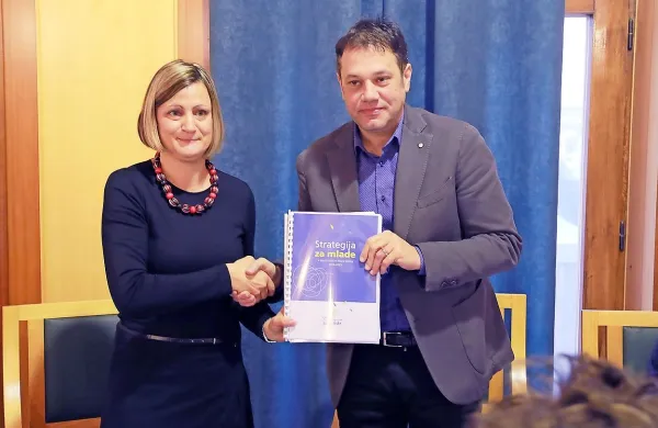 Lara Brun, direktorica novogoriškega mladinskega centra, je 
županu Mateju Arčonu včeraj predala strategijo za mlade v 
občini.