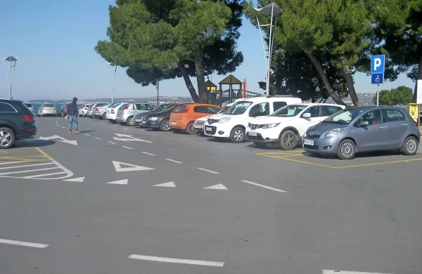 O poškodbah, ki jih je poleti leta 2012 na parkirišču ob 
koprskem pomolu utrpel Koprčan,  bo sodišče zaslišalo še 
izvedenca medicinske stroke.