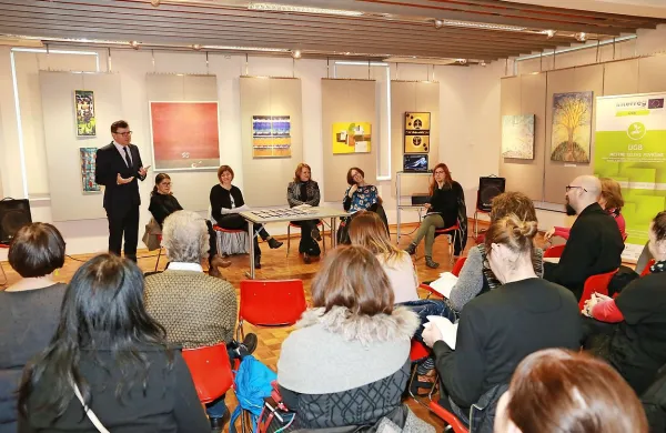 Oto Luthar (stoji levo) je delo raziskovalk na postaji (sedijo) ocenil kot zanimivo in relevantno 
za prostor.  