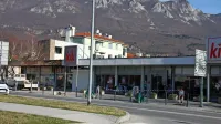 Občinska uprava se je za postavitev količkov  pred poslovnimi 
lokali na Tovarniški cesti odločila zaradi prometne varnosti. 