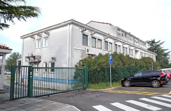 Stavbo v Ulici 15. maja je včeraj na občinski dražbi nepremičnin kupila Islamska skupnost v Sloveniji.