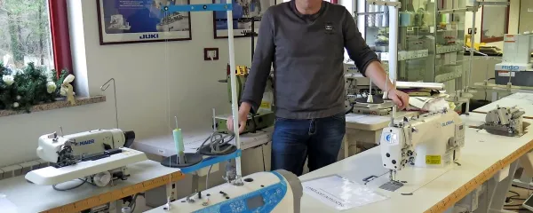 Samo Godnič med šivalnimi stroji. Poslovni prostor na Brdu 
je že leta premajhen za razstavni prostor. Rešitev se je 
pojavila v stavbah bivšega Aluminij Komna.