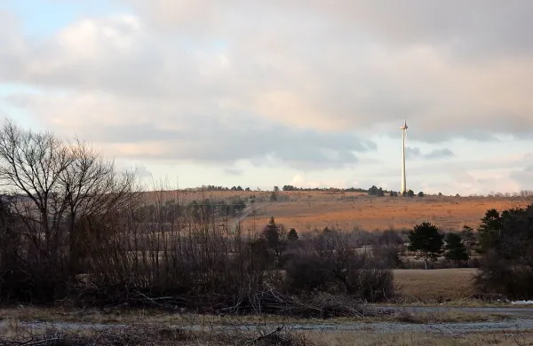 Ob obstoječi vetrni elektrarni v Dolenji vasi bo kmalu zrasla še 
ena, zatem pa v njeni bližini še najmanj sedem večjih in 
močnejših. 