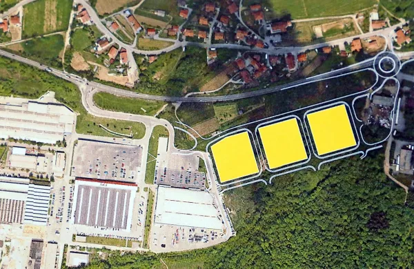 Nova gospodarska cona Meblo vzhod naj bi zrasla med 
obstoječo industrijsko cono Meblo (levo) in nekdanjim  Mipovim obratom.