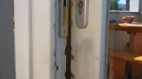 Vlomilci lastnikom povzročijo dodatno škodo tudi z vlamljanjem.
