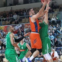 Košarkarji Primorske (v oranžnem) so prvič ugnali Olimpijo.
