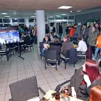 Med in po košarkarski tekmi med Sixt Primorsko in Olimpijo 
so bili lokali v Areni Bonifika polni, saj so si lahko športni 
ljubitelji na TV ekranih ogledali rokometno tekmo med 
Slovenijo in Dansko.  